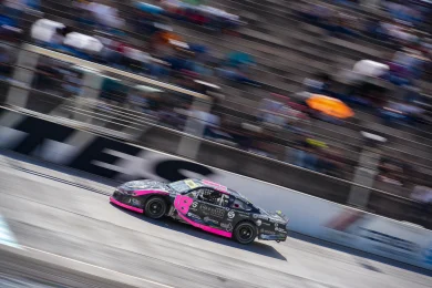 Auto de APX Escudería durante una competencia de NASCAR México Series, con los pilotos Alonso Salinas y Eloy Sebastián como parte del equipo en pista.