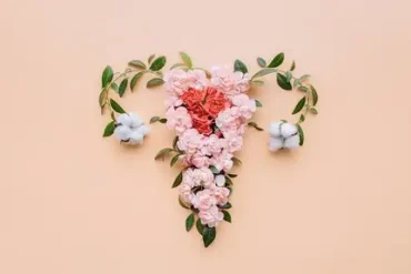 Salud sexual femenina y métodos anticonceptivos sin hormonas representados con una figura de útero hecha de flores.