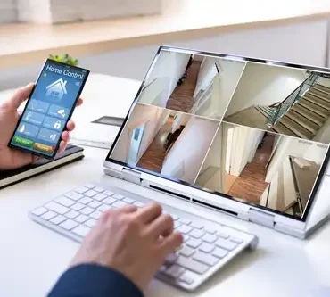 Interfaz de la aplicación móvil de SIGMA Seguridad mostrando el monitoreo inteligente y control de accesos para un hogar y empresa protegidos.