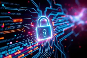 Ilustración digital de alta tecnología que muestra un candado de seguridad brillante sobre una placa de circuito integrado, representando las soluciones de ciberseguridad y blindaje de datos de LaNet para empresas.